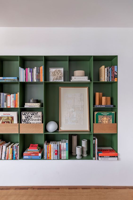 estante de livros com nichos verde