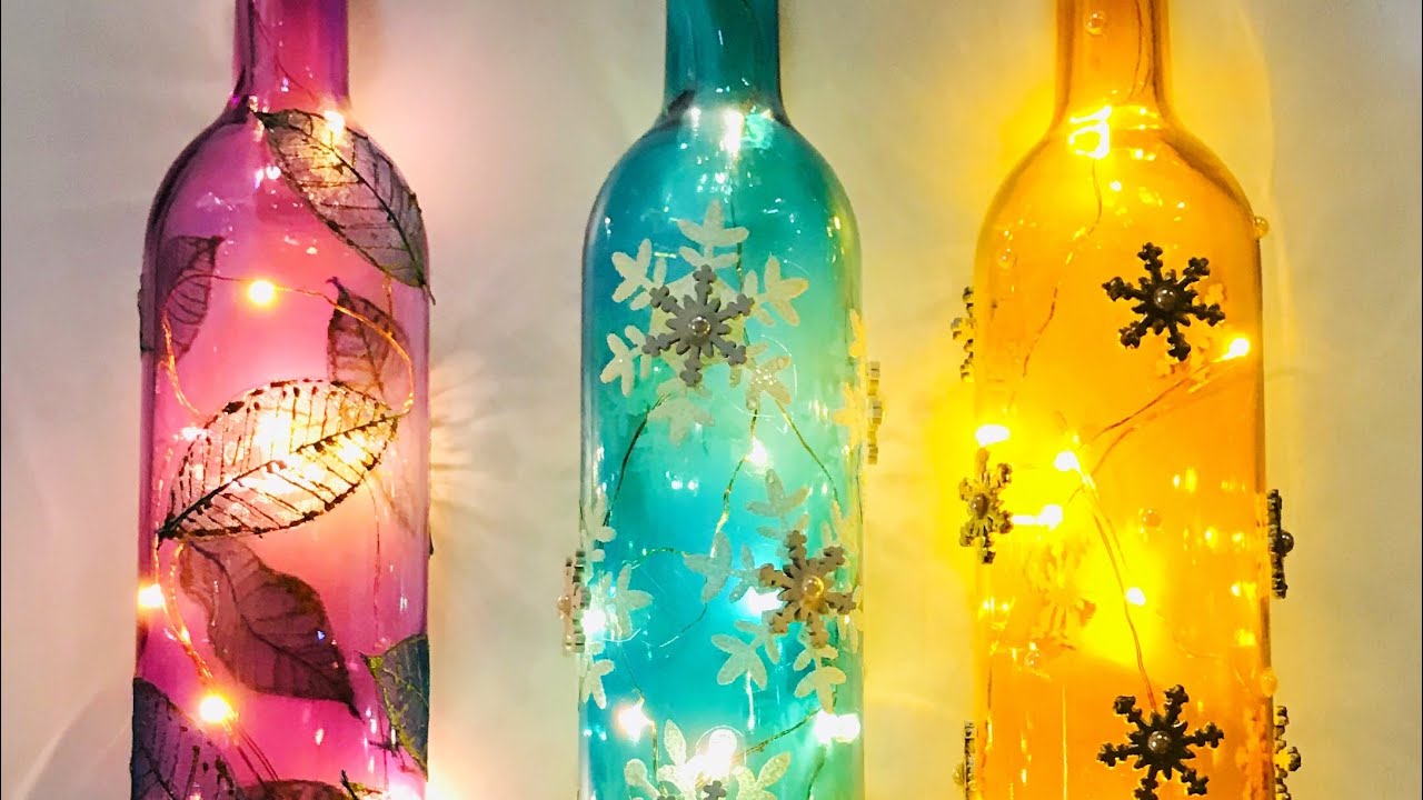 garrafas de vidro coloridas com luzinhas