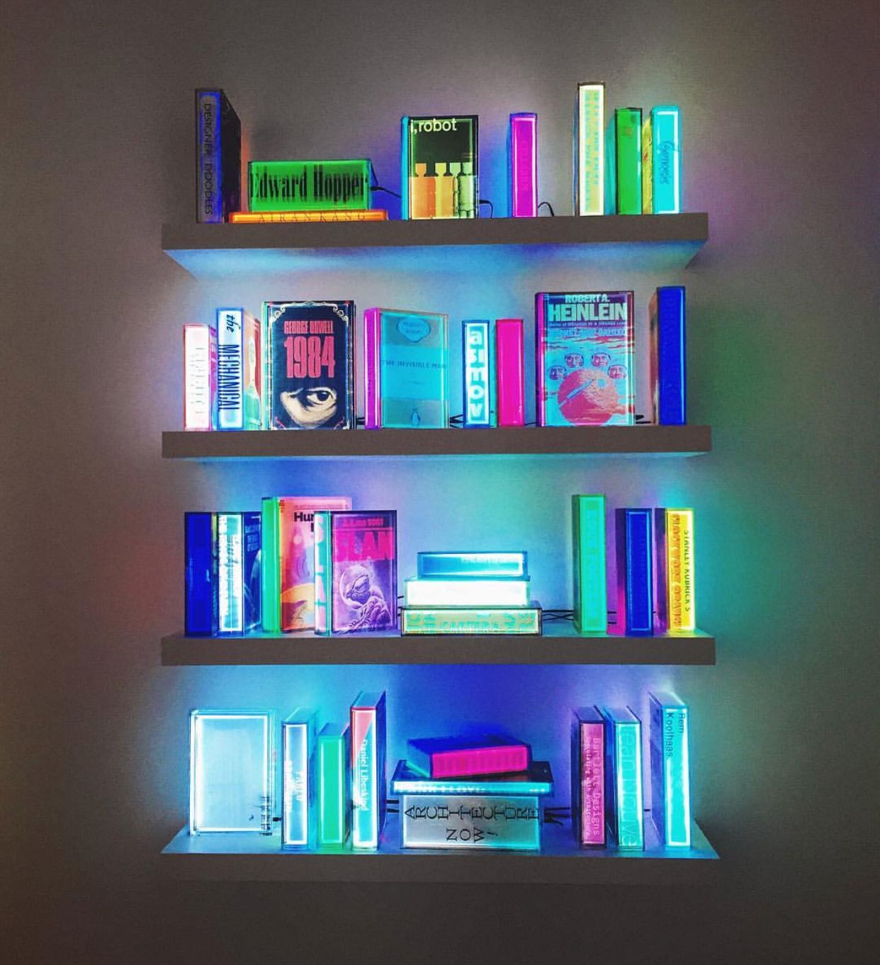 luzes neon em prateleira de livros