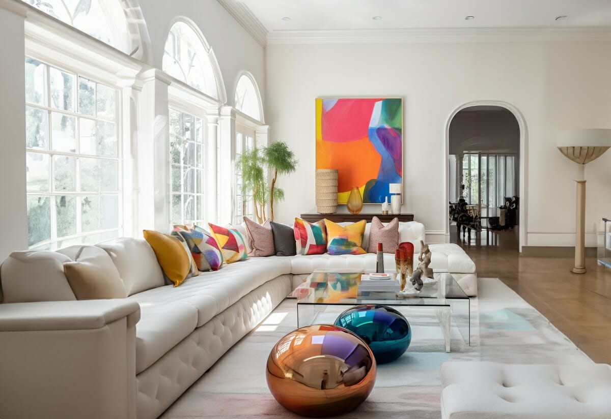 sala de estar ampla neutra com cores vibrantes em detalhes