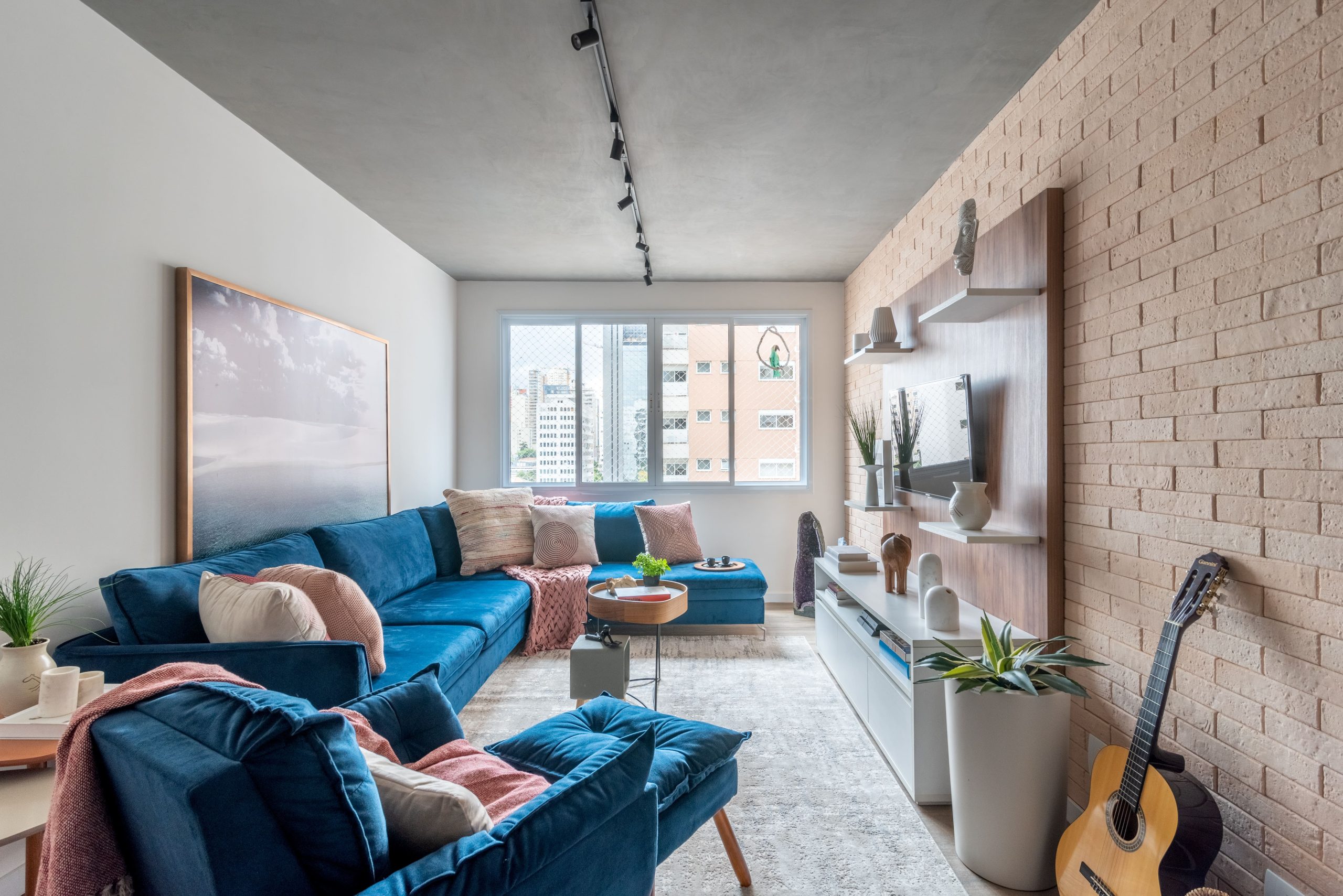 sala de estar de apartamento com sofá e poltrona azuis