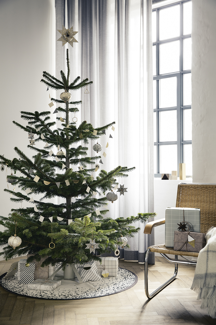 sala decorada com árvore de Natal
