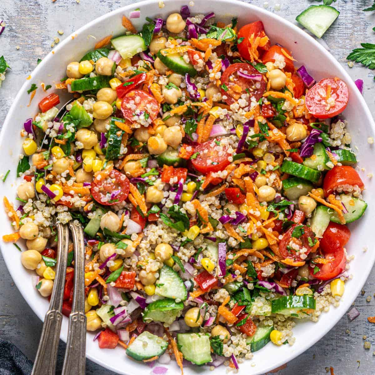 salada de quinoa com vegetais crus