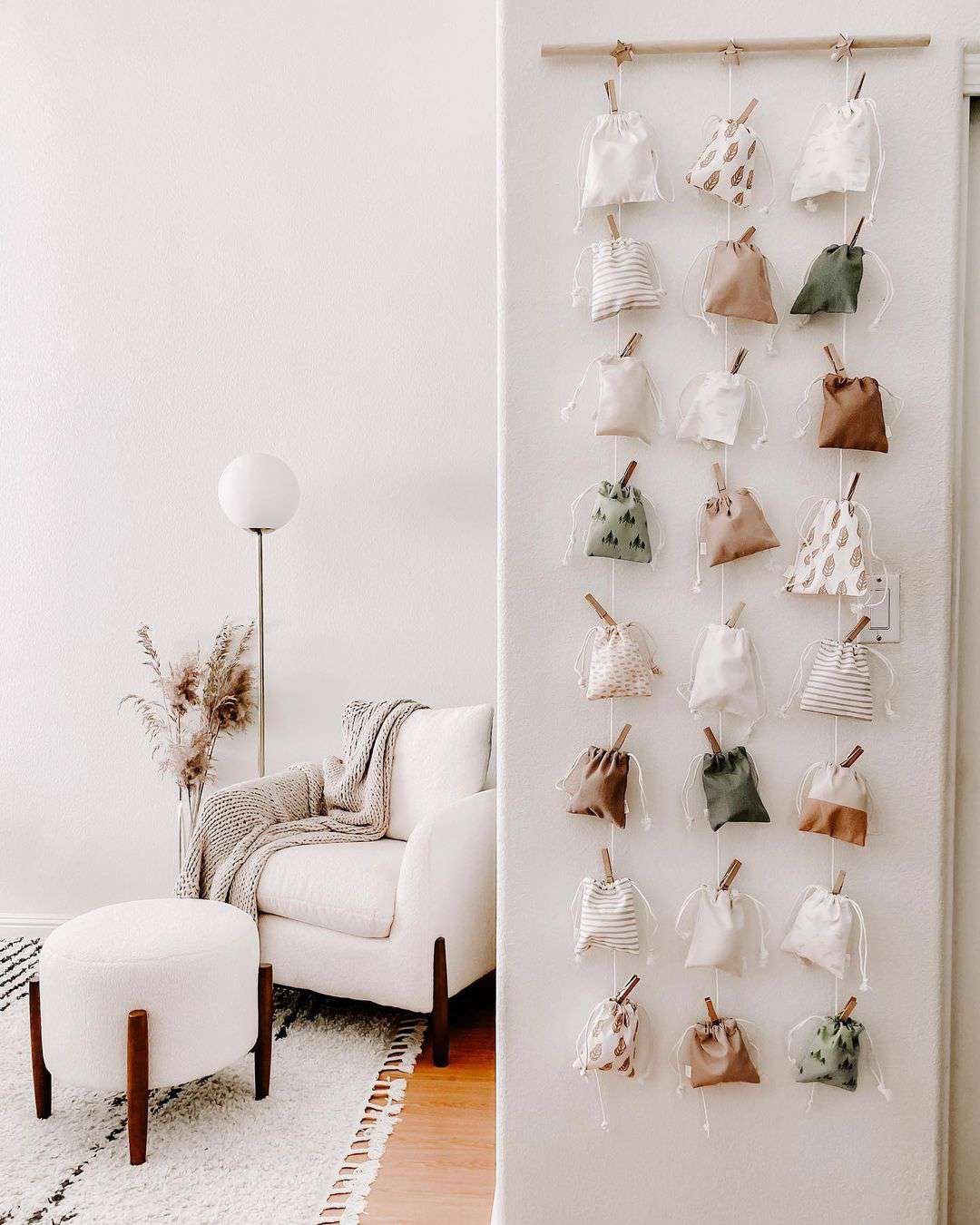 saquinhos de pano pendurados em parede para decoração de natal