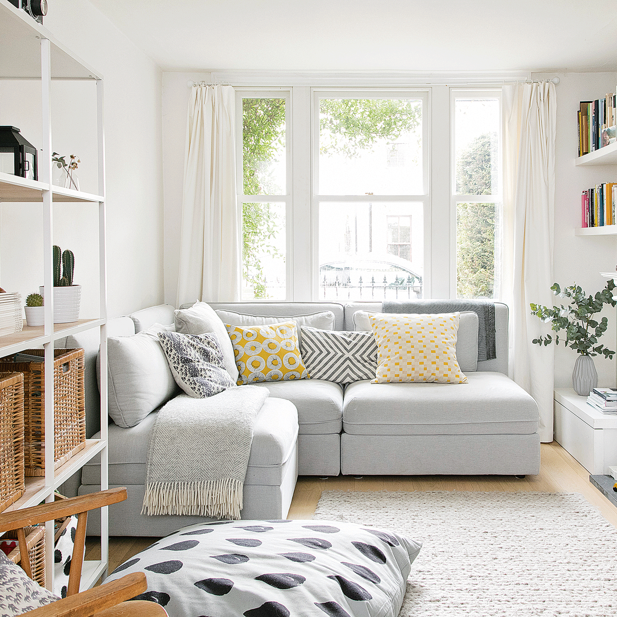 sofá cinza-claro em sala pequena