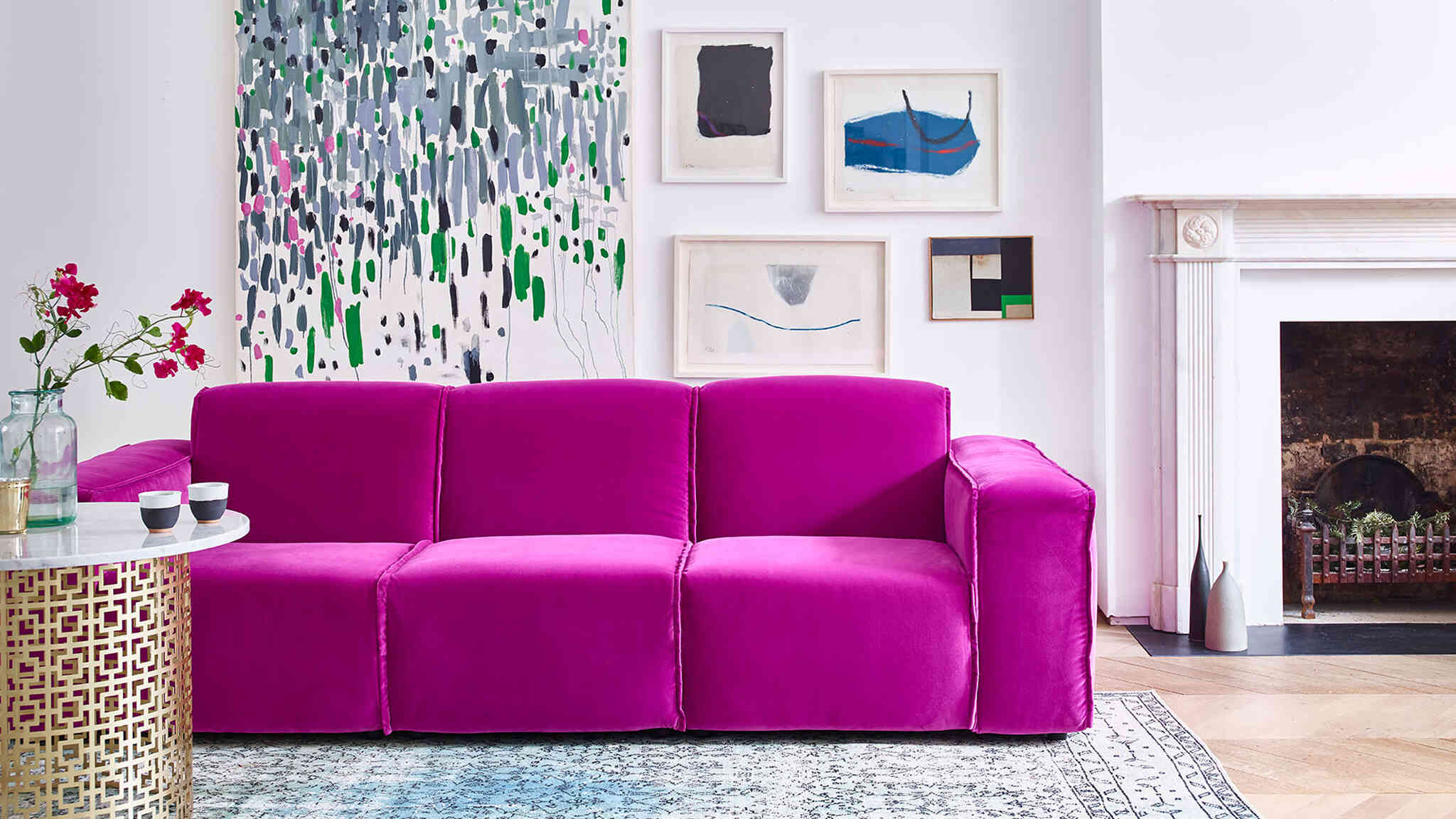 sofá cor-de-rosa em sala