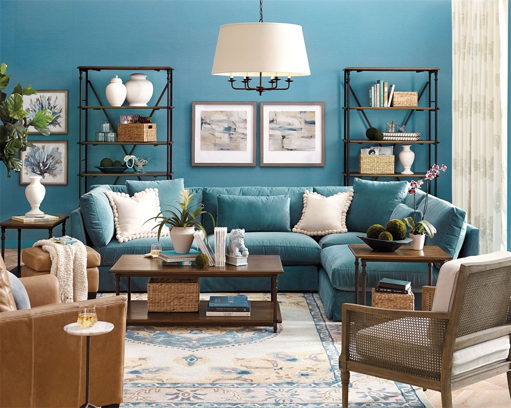 sofá grande azul que combina com cor da parede
