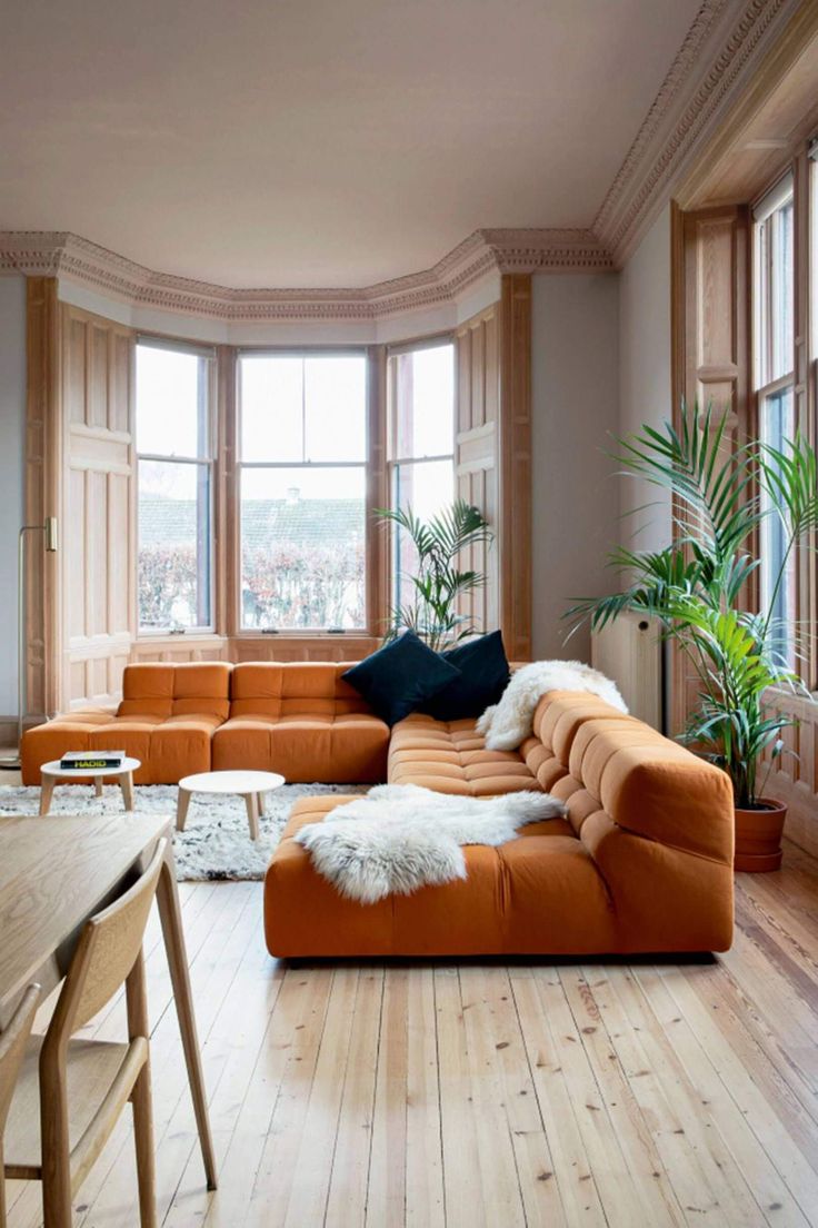 sofá grande em tom laranja