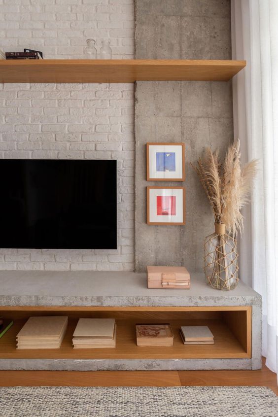 painel tv em concreto com tijolinho branco e madeira