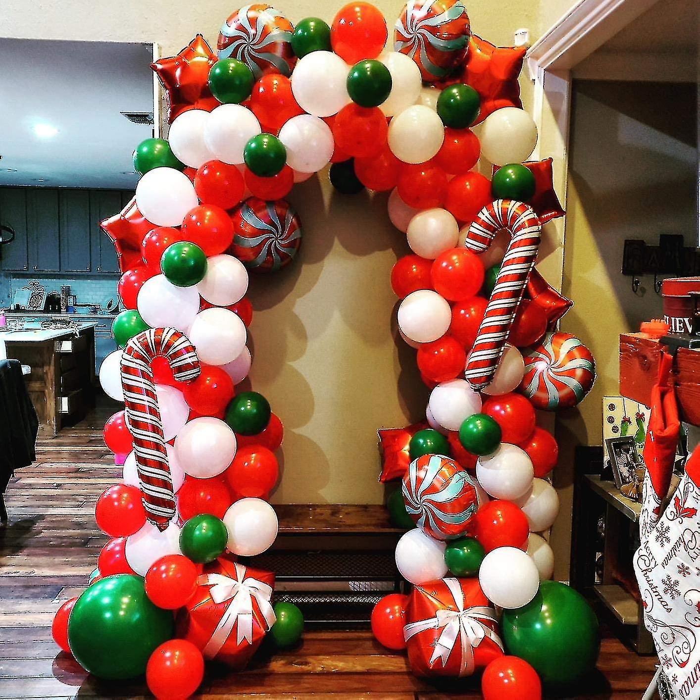 arco de natal feito de balões