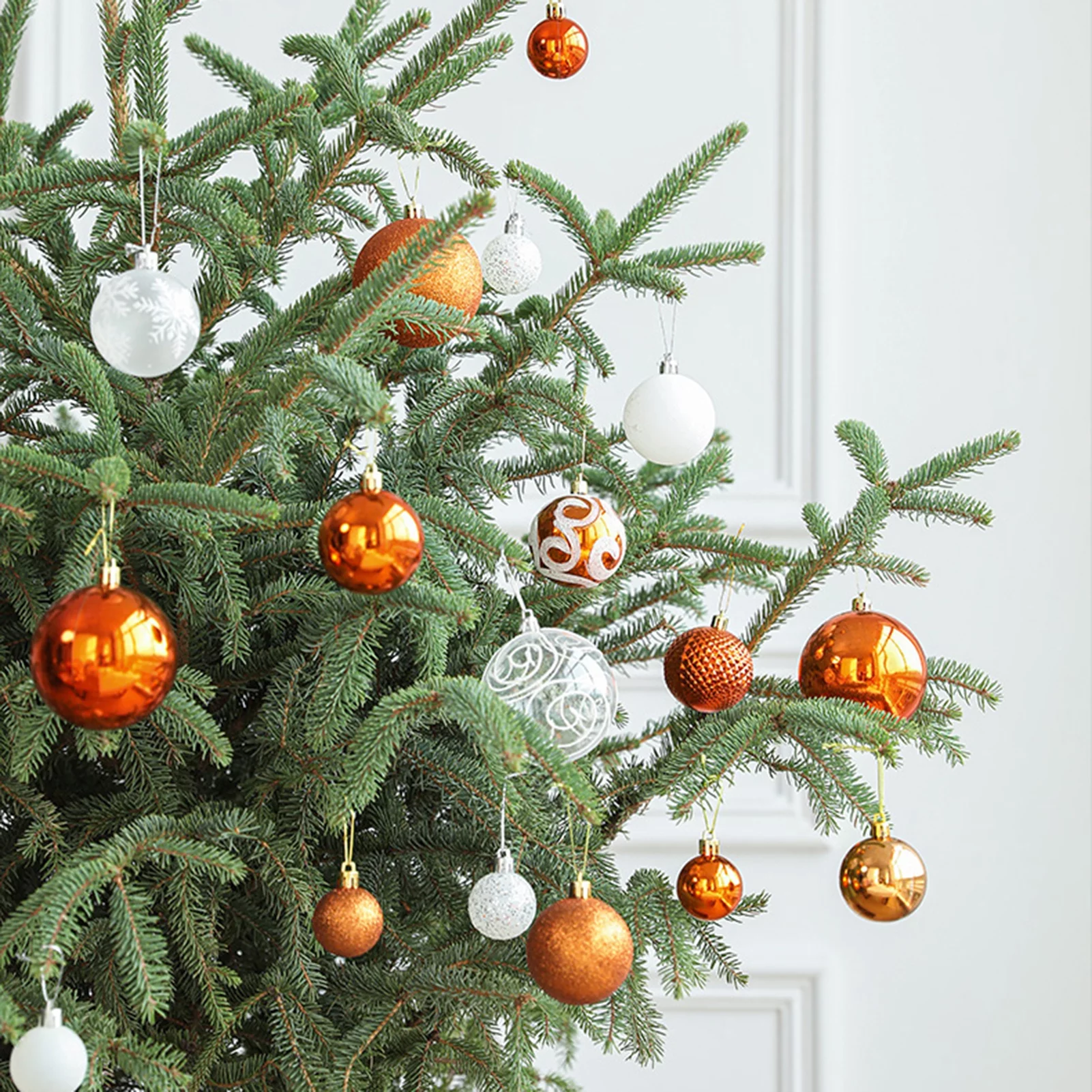árvore de natal com bolas laranjas e brancas