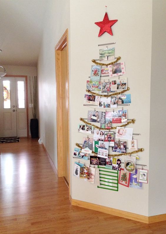 árvore de natal feita de fotografias na parede