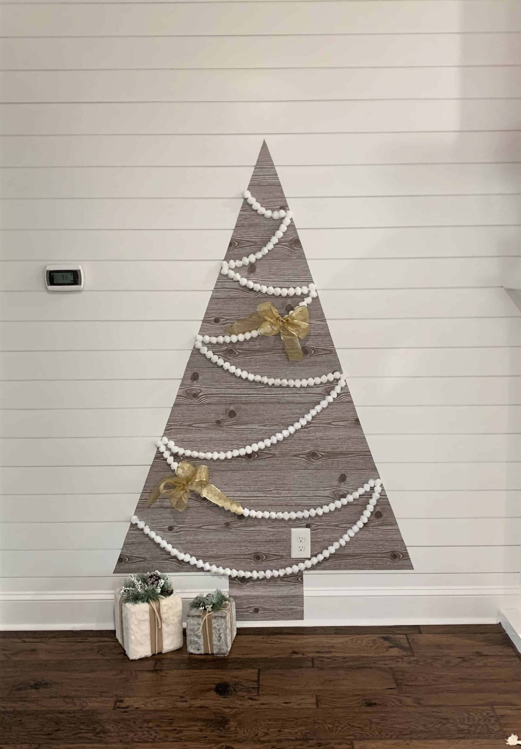 árvore de natal na parede feita de papel-adesivo