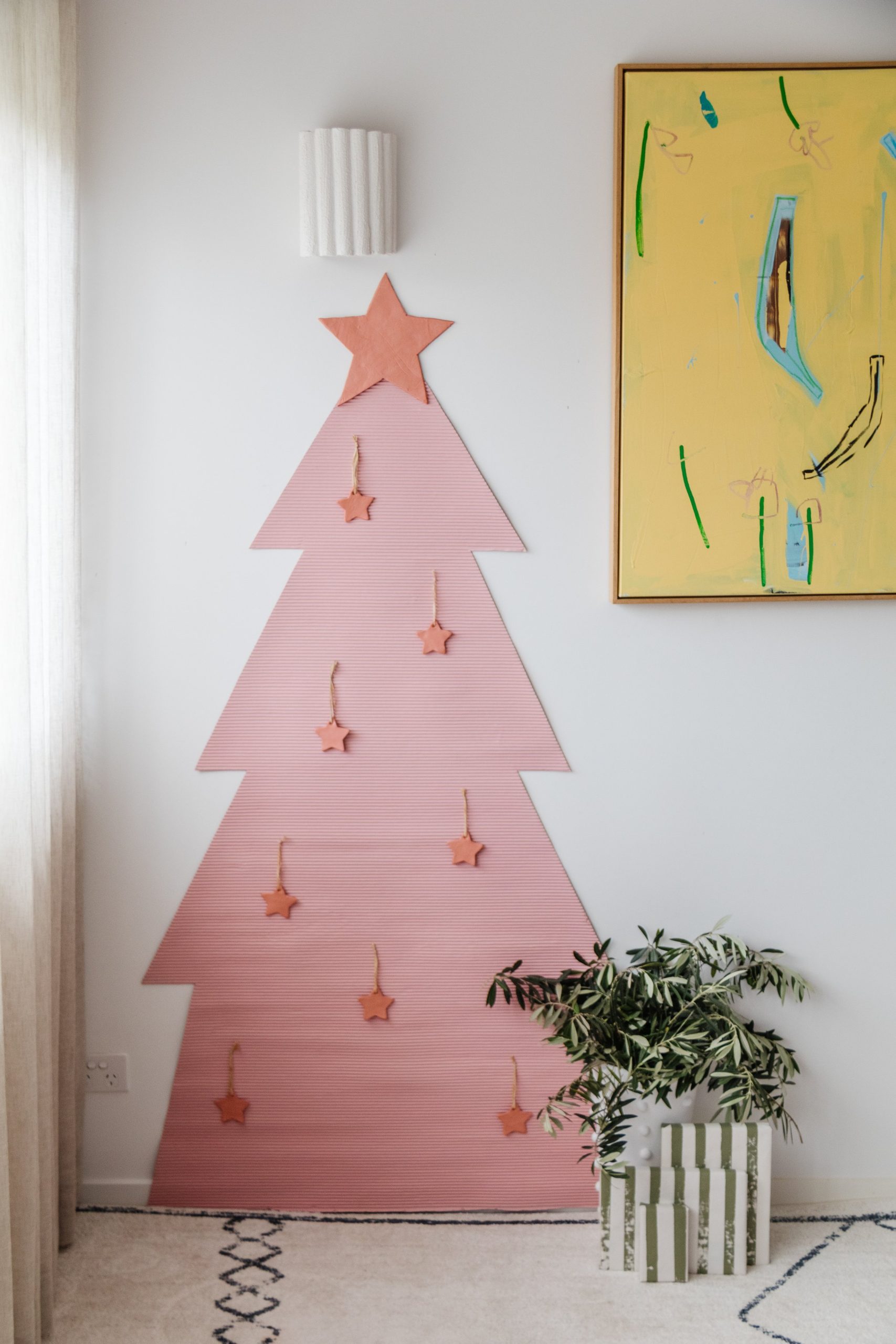 árvore de natal rosa de papel na parede
