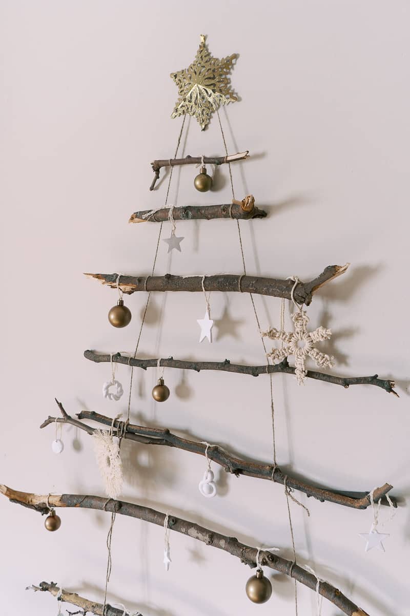 árvore minimalista de natal de parede feita de galhos
