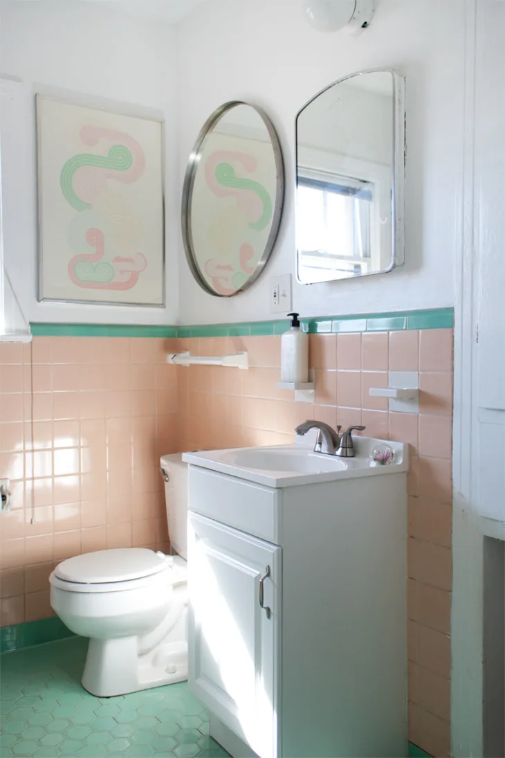 banheiro com azulejos em tom de rosa-claro