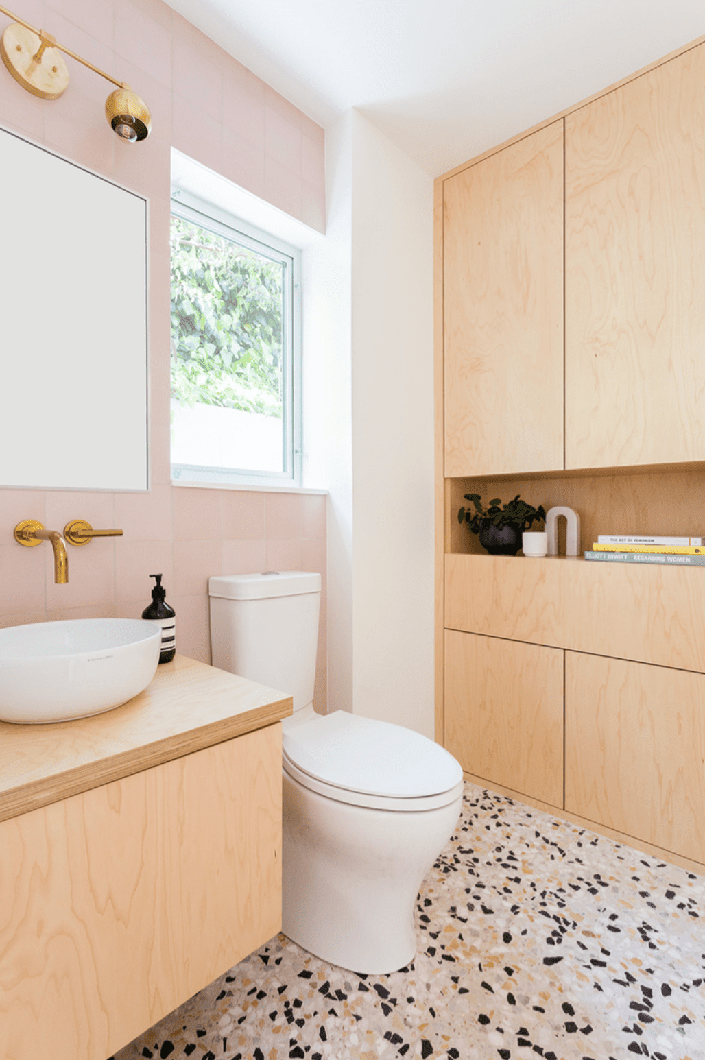 banheiro com móveis de madeira clara