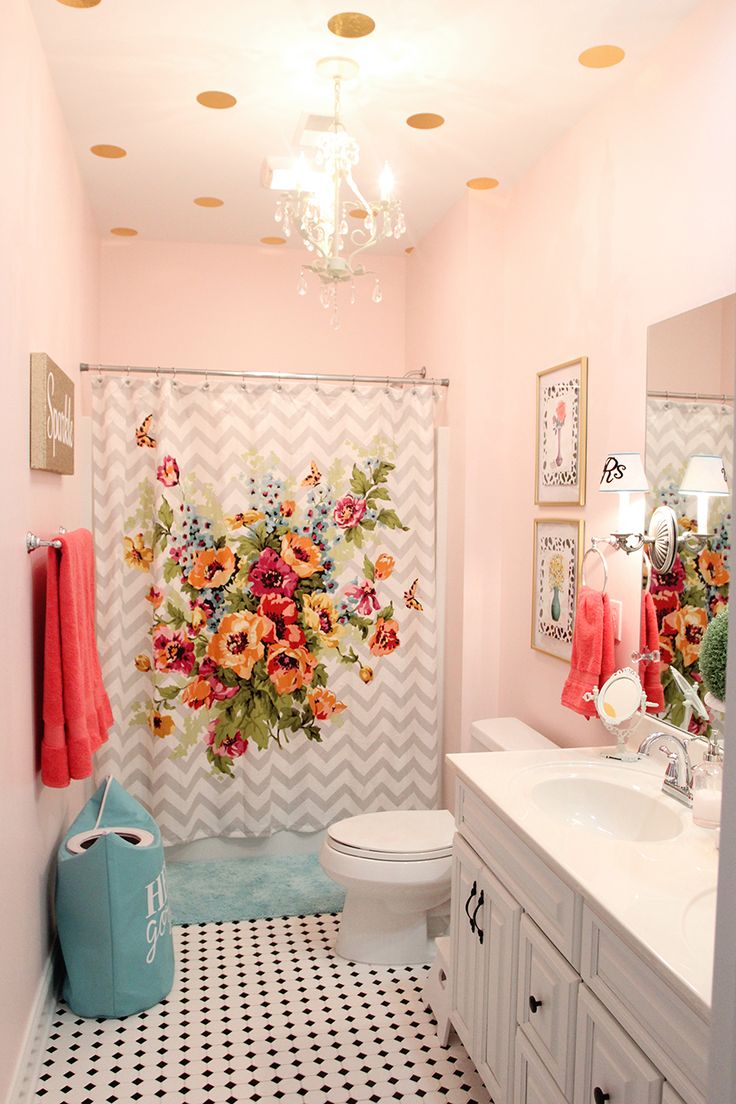 banheiro feminino com cortina floral