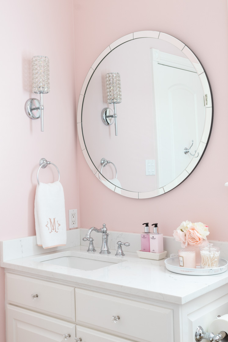 banheiro feminino com parede em rosa-claro