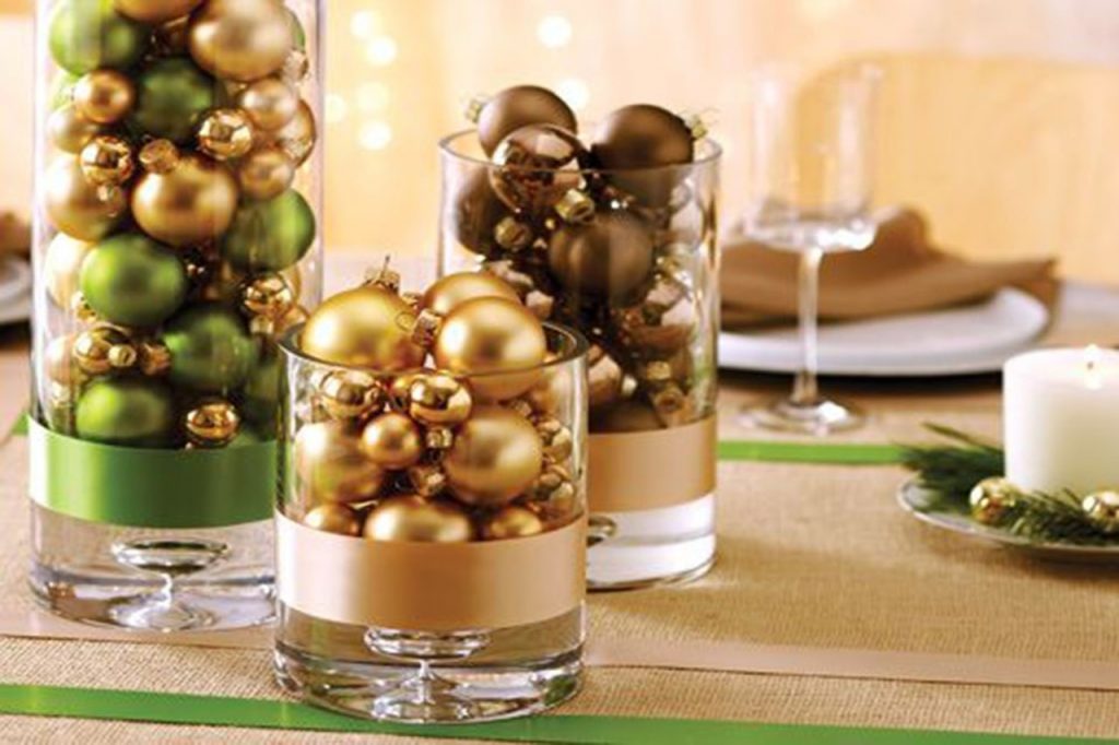 bolas de natal em decoração de mesa