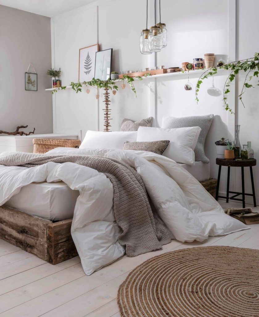 cama sem cabeceira com prateleira e plantas