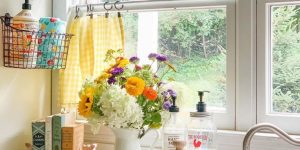 cozinha com vaso de flores na bancada