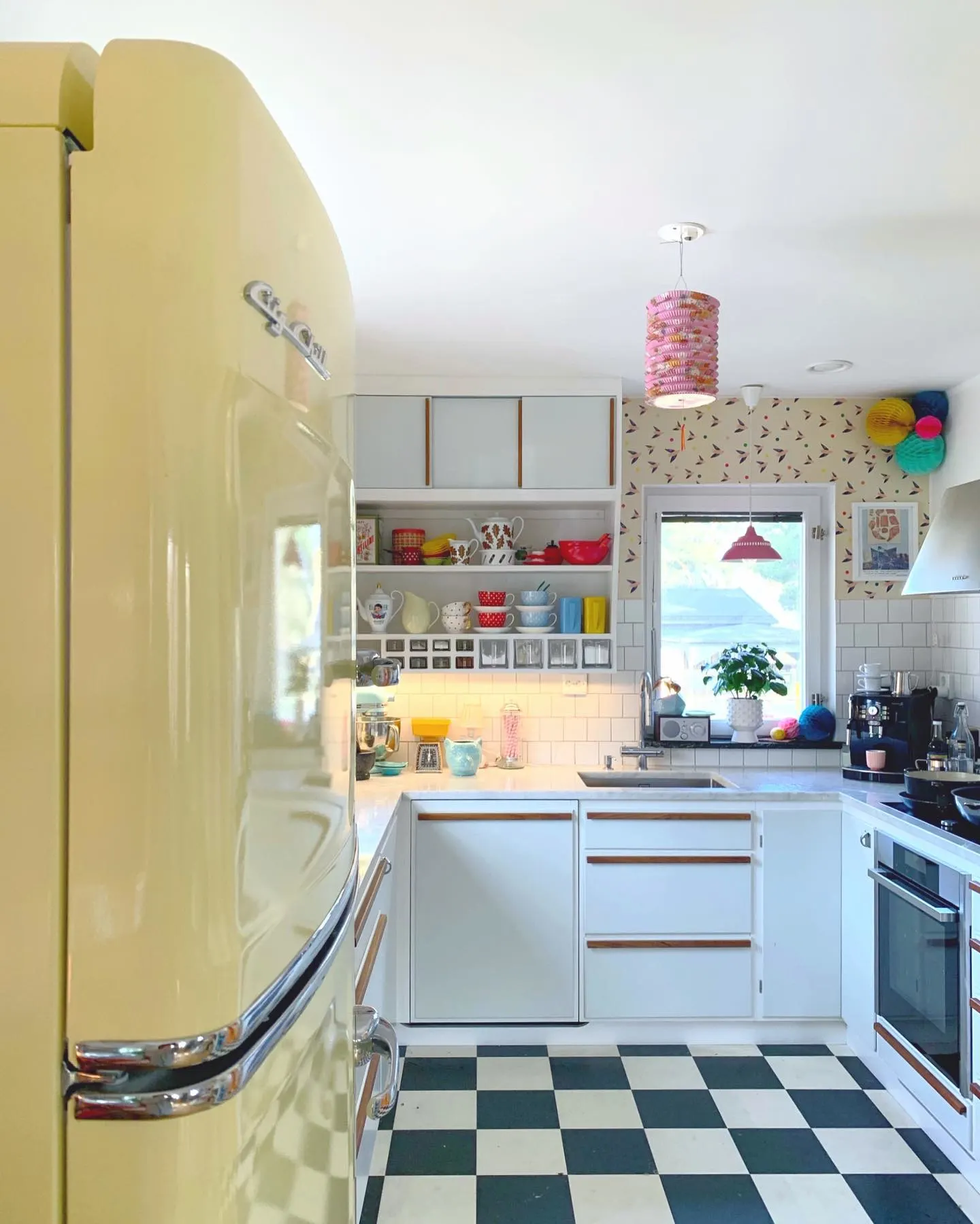 cozinha retrô com geladeira de cor amarelo-claro