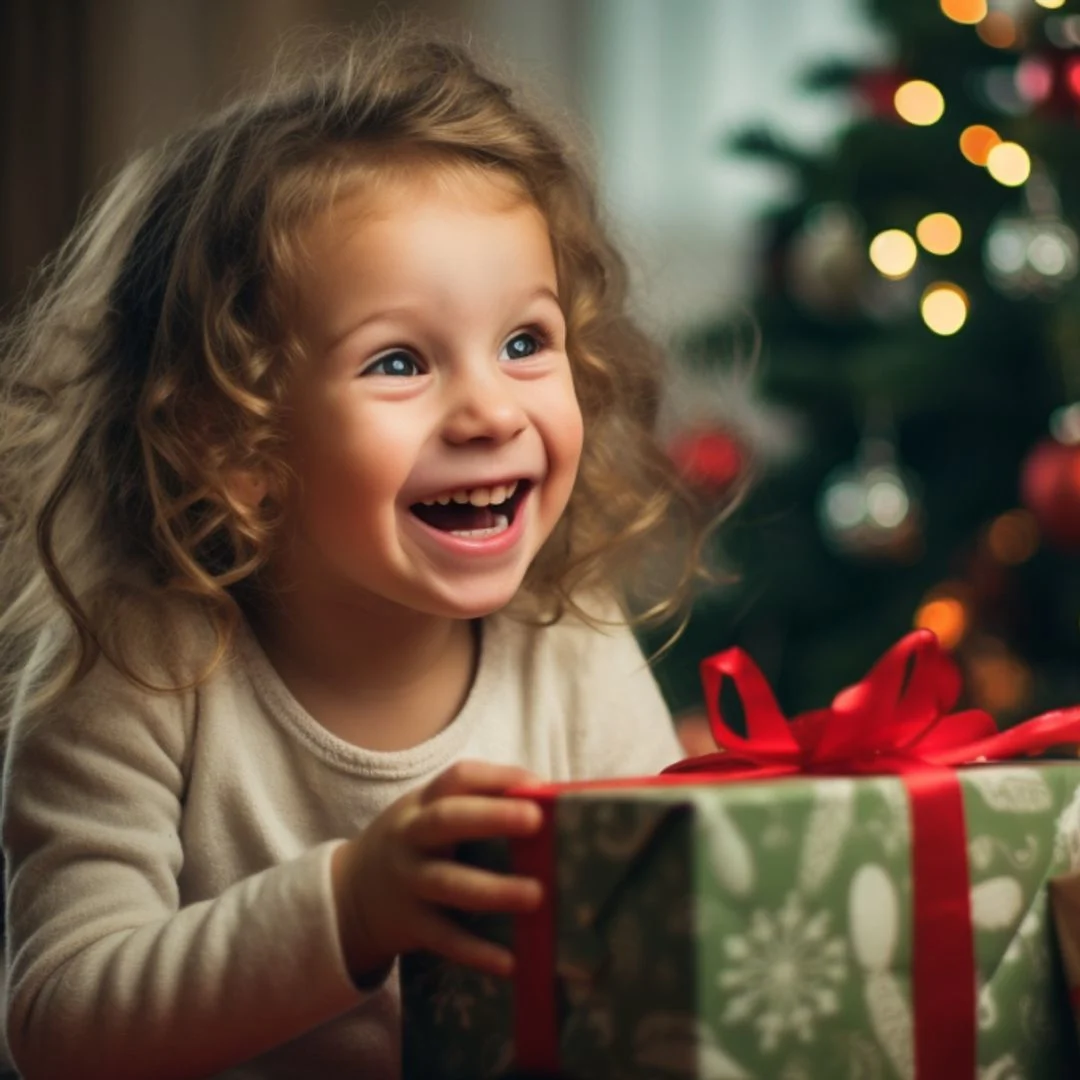 criança sorrindo com presente de natal