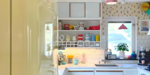 cozinha retrô com geladeira de cor amarelo-claro