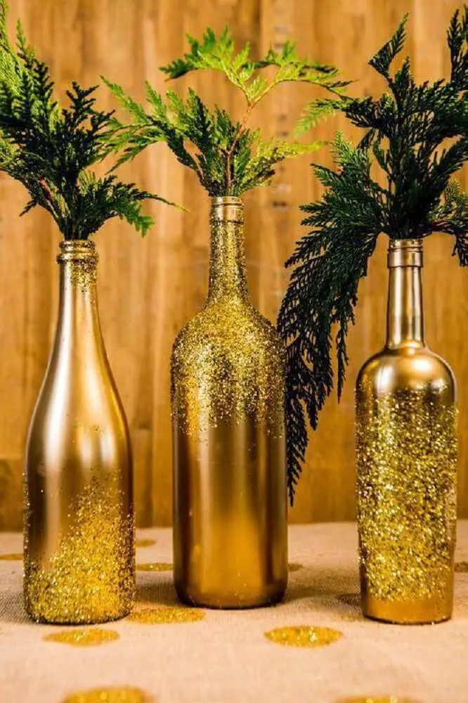 garrafas decoradas com glitter e plantas