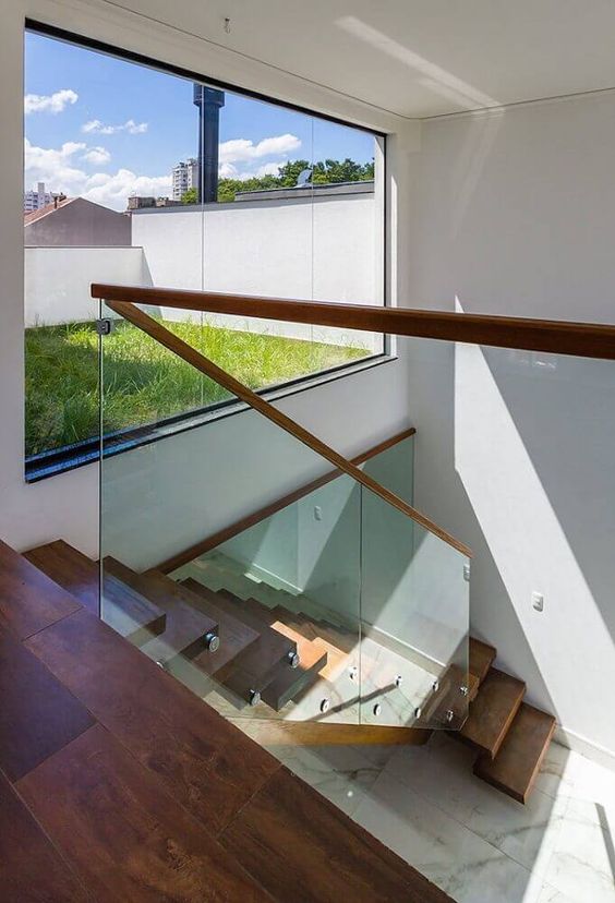 escada madeira e vidro