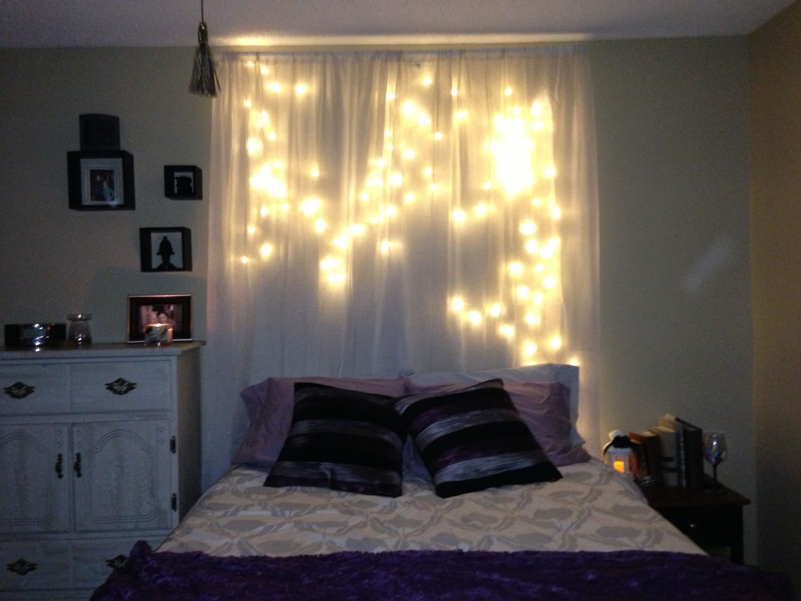 luzinhas em parede de cabeceira da cama