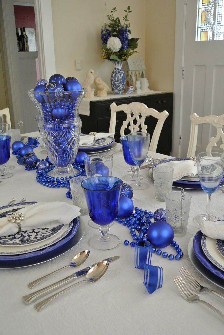 mesa de ano-novo com decoração em azul