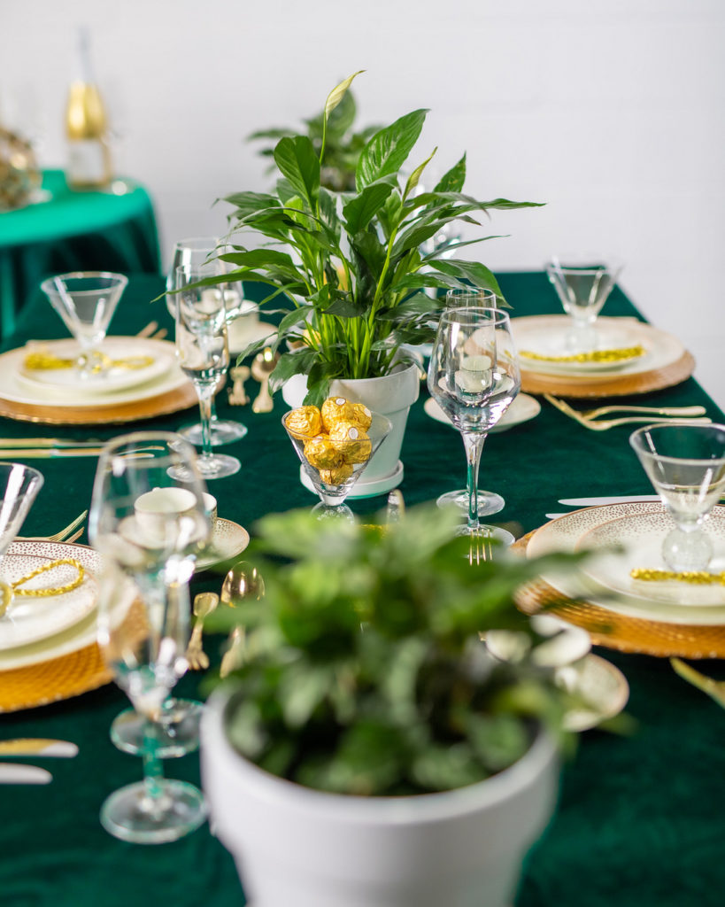 mesa de ano-novo com decoração em verde e dourado