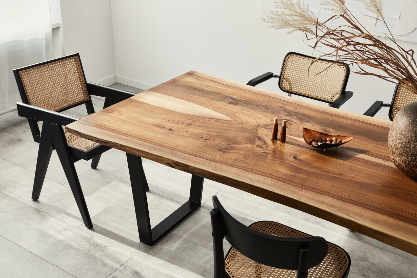 mesa de jantar retangular feita de madeira maciça