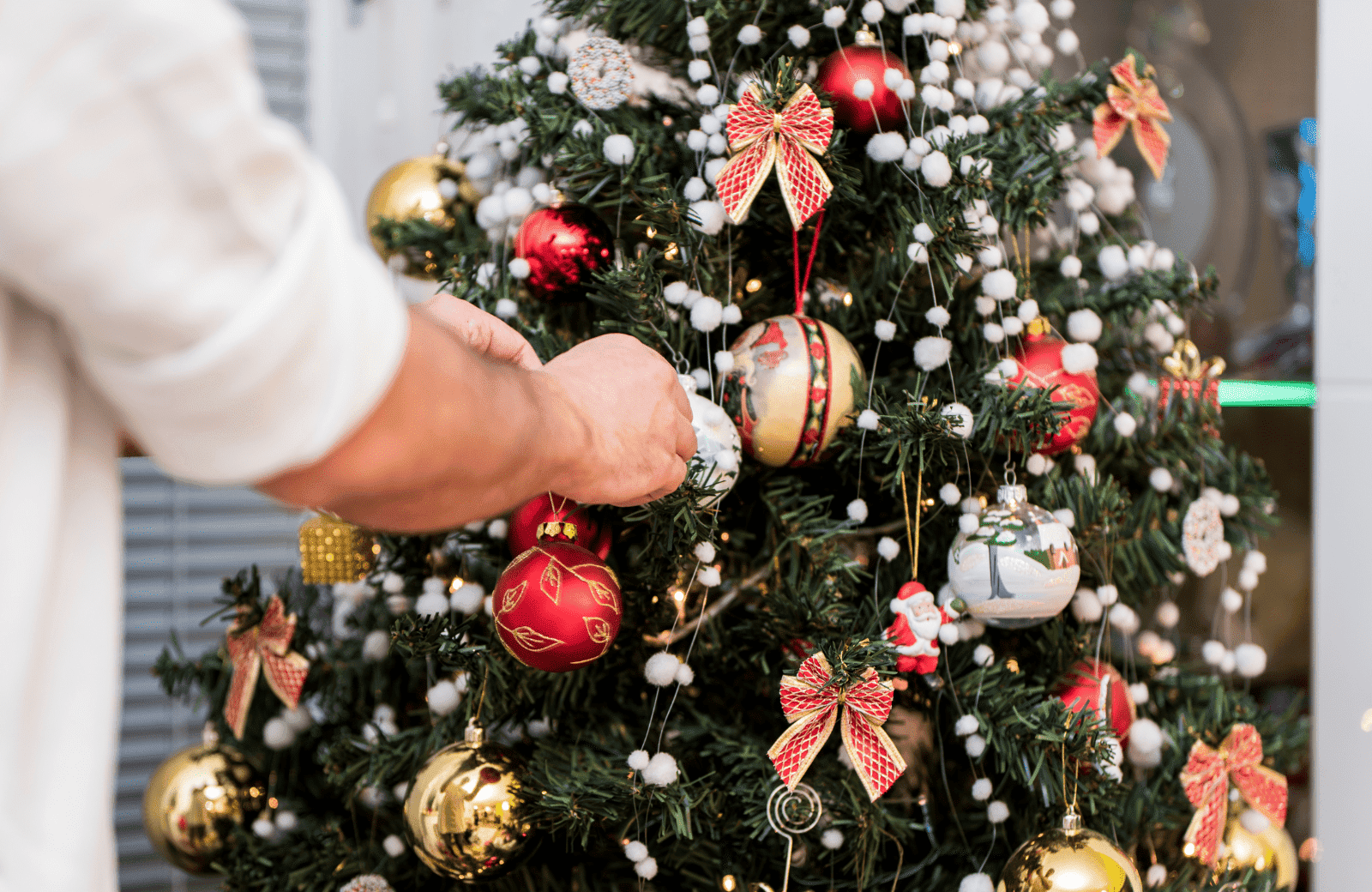 pessoa decorando árvore de natal