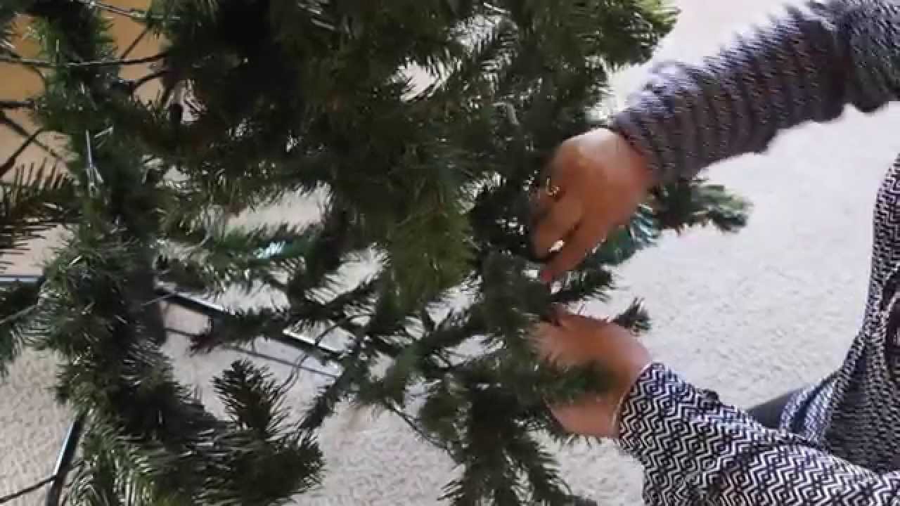 pessoa montando árvore de natal artificial