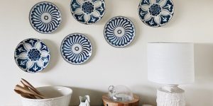 pratos azuis e brancos em parede