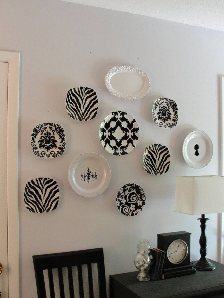 pratos com diferentes padrões na parede