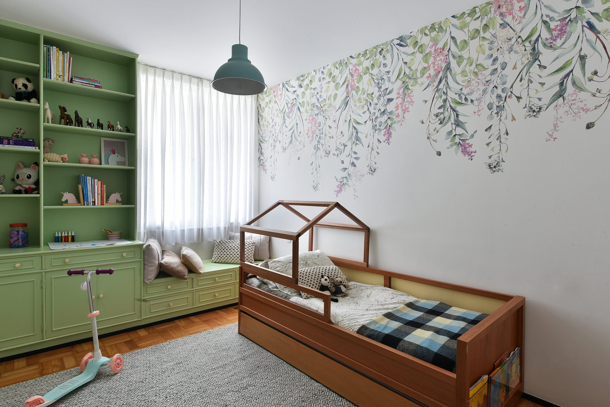 quarto infantil amplo com cama montessoriana