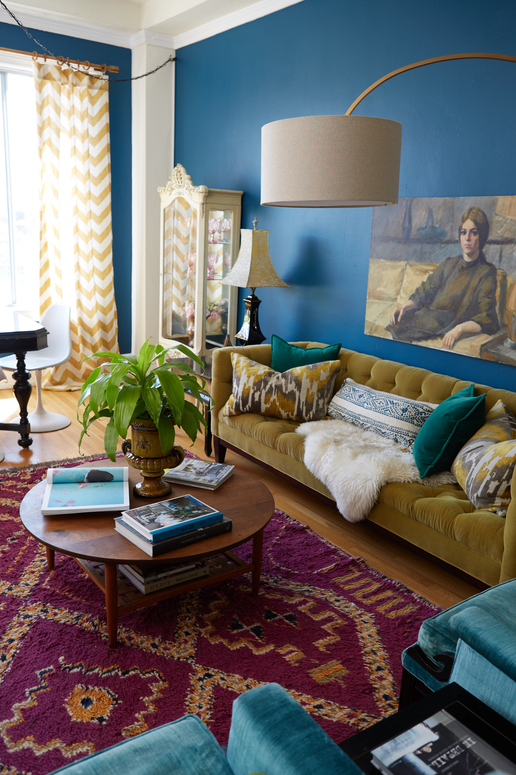 sala de estar eclética de paredes azuis
