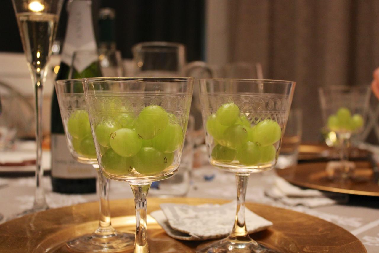 uvas em taças para comemorar ano-novo