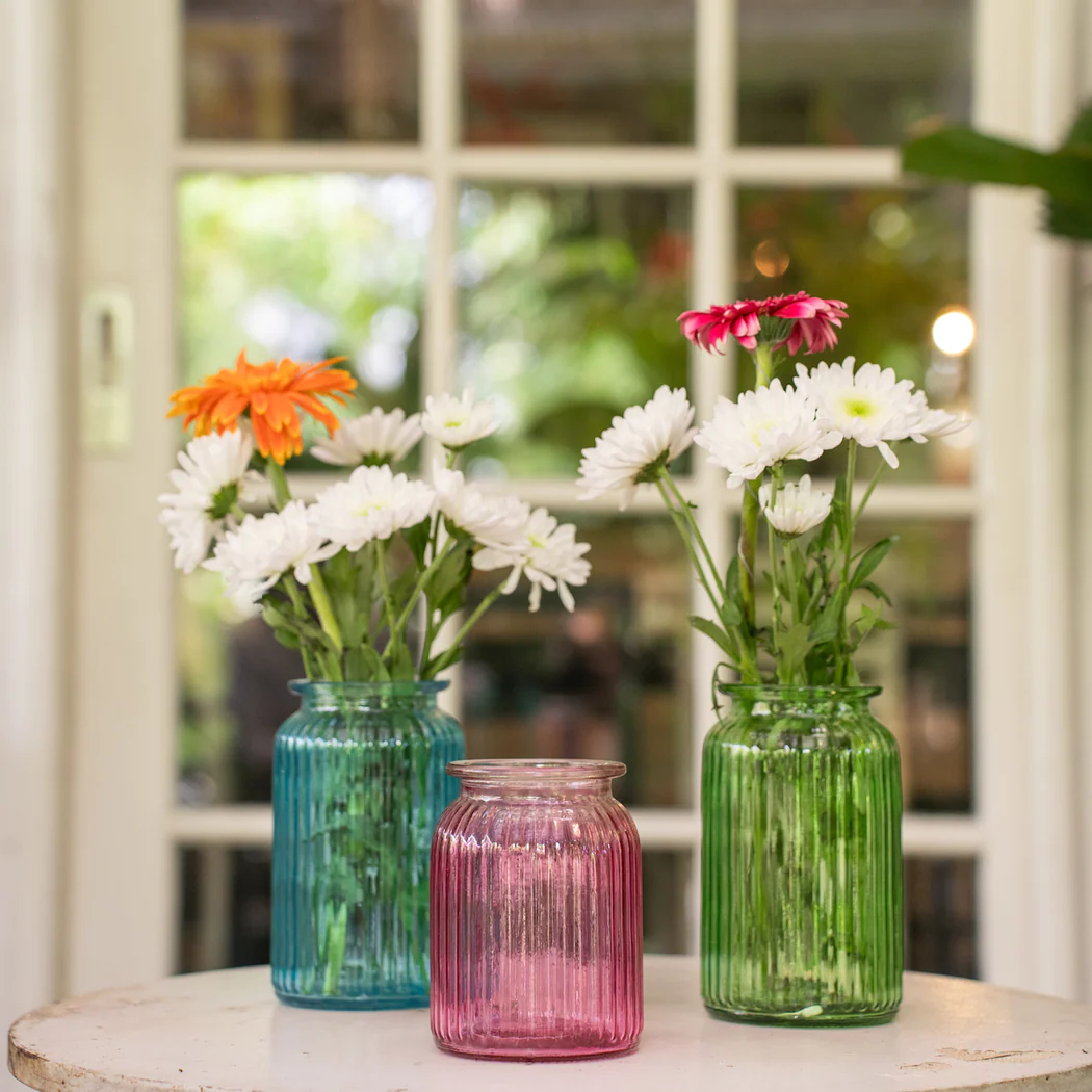 vasos coloridos transparentes com flores