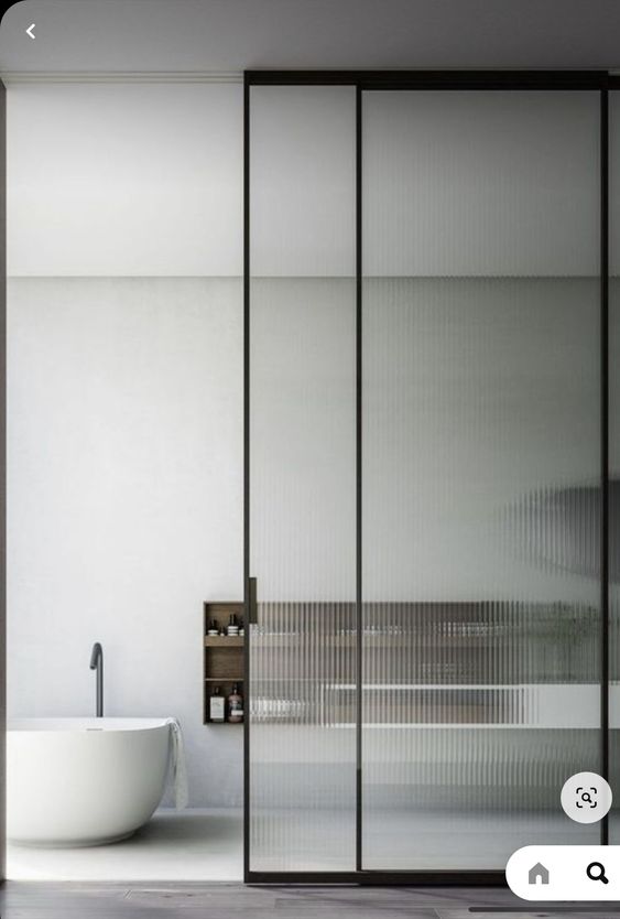 banheiro com porta de vidro canelado