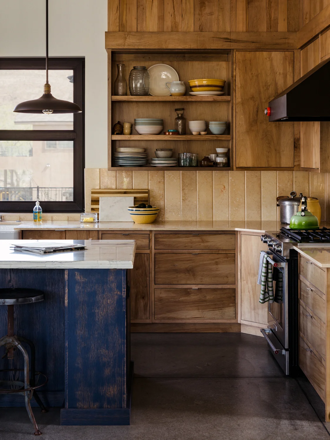armários de madeira em cozinha rústica