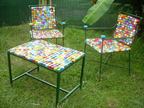 cadeiras e tampo de mesa com tampinhas de garrafa