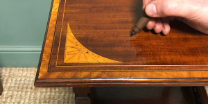 caneta tonalizante para arranhão em móvel de madeira