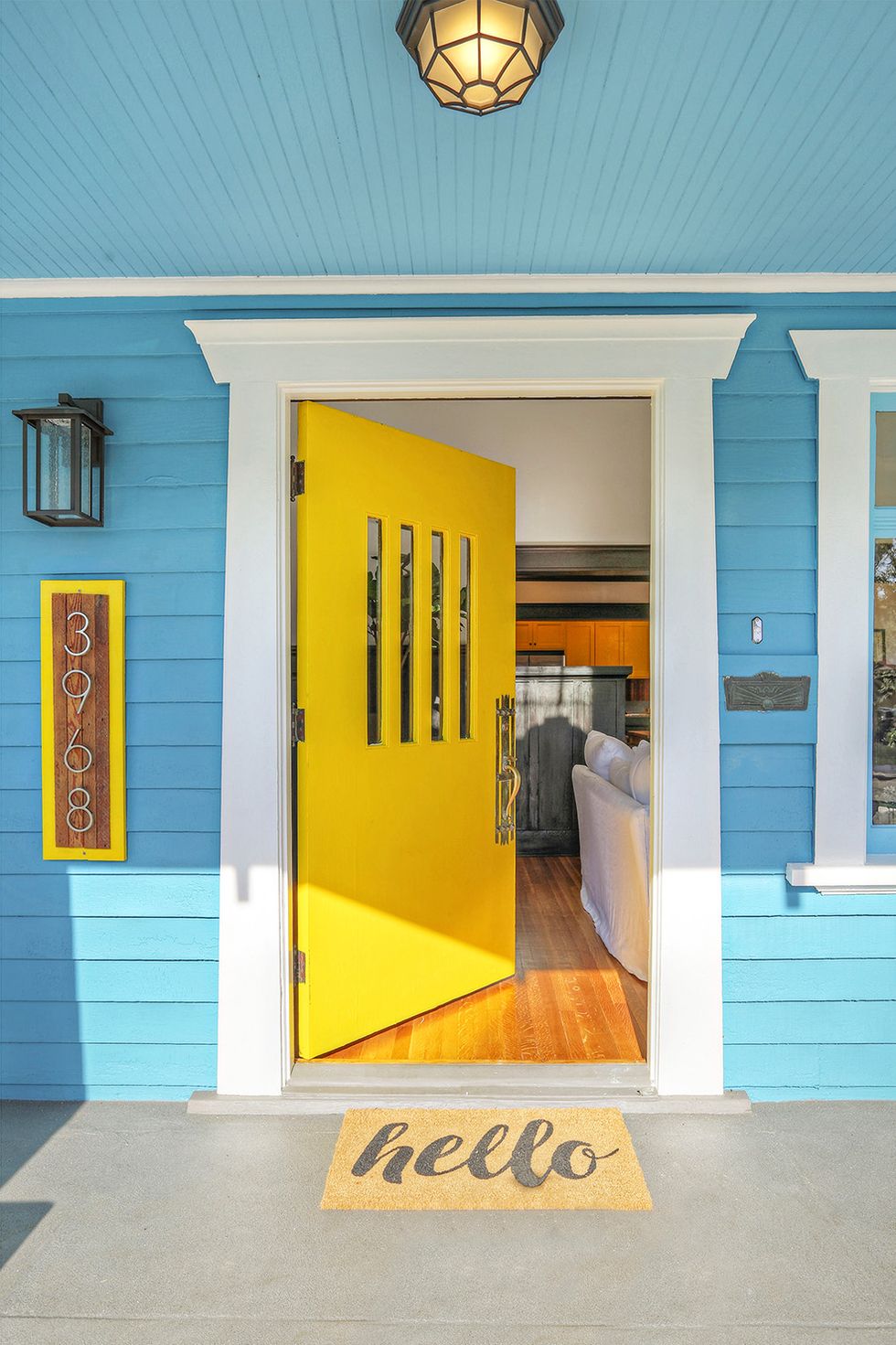 casa azul-clara com porta da frente amarela
