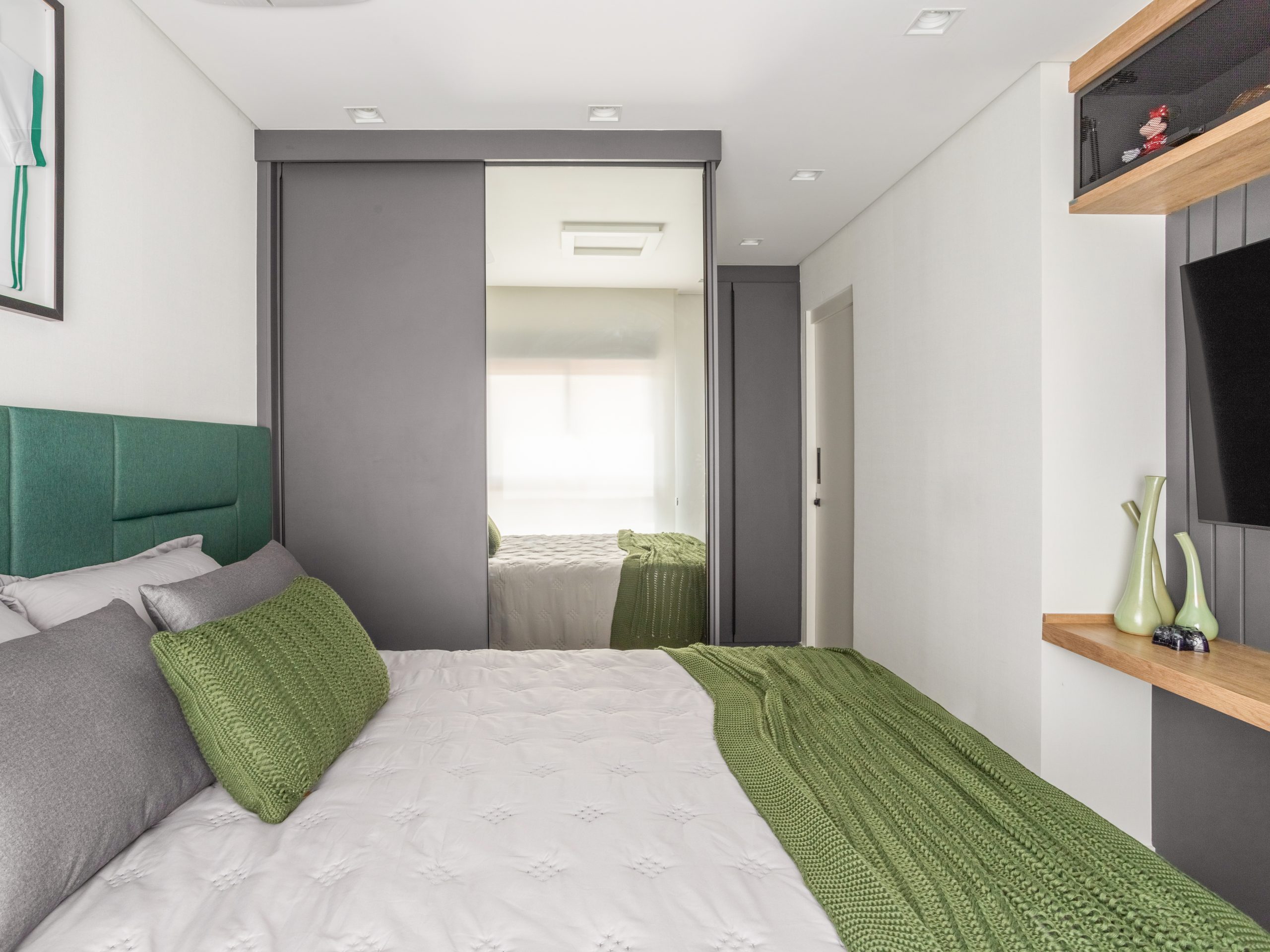 dormitório de apartamento em tons de cinza e verde