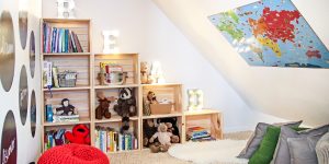espaço de leitura infantil com caixotes de madeira